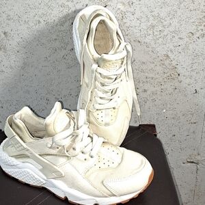 #094 Size U.S. 7.5 Nike Air Huarache in Cream and Beige
